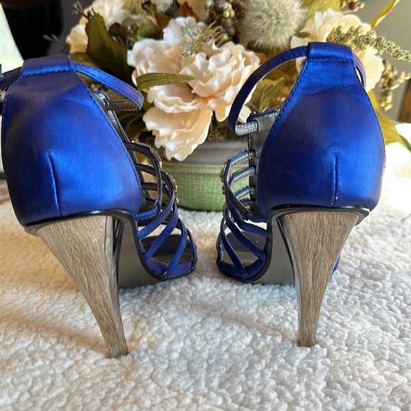 🌺 Two Lips Sexy Embellished Strappy 4” Heels Sz 8 - Picture 5 of 11